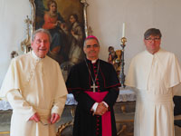 900 Jahre Prämonstratenser - Führung durch die Ausstellung - Generalabt em. P. Thomas Handgrätinger und Fr. Raphael Sperber mit dem Nuntius vor der Altarmensa des alten Norbert