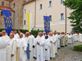 Die Kapitulare des 2006 in Freising tagenden Generalkapitels versammeln sich im vorderen Klosterhof zum Festgottesdienst in der Windberger Basilika - Bild: P. Simeon Rupprecht