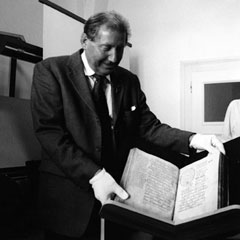 Abt Thomas mit Büchern von Abt Gebhard aus dem 12. Jh.