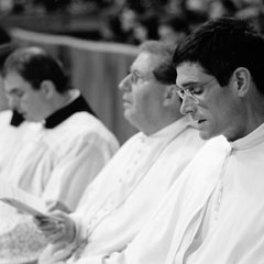 Generalabt Thomas beim Papstgottesdienst in St. Peter in Rom - rechts neben ihm Stephan Boyle, Rector des Norbertus-Kollegs