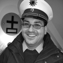 P. Gabriel in Polizeiuniform