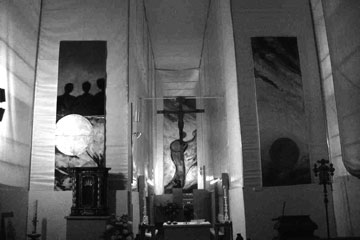 Die eingerüstete Klosterkirche von Speinshart mit Bildern von Fr. Lukas